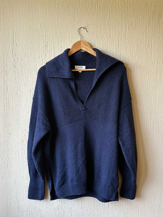 Оувърсайзд тъмносин вълнен пуловер COS