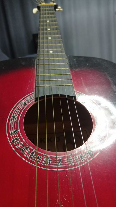 Продам Гитару  в хорошем достояние