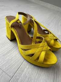 Жълти сандали с платформа и широк ток