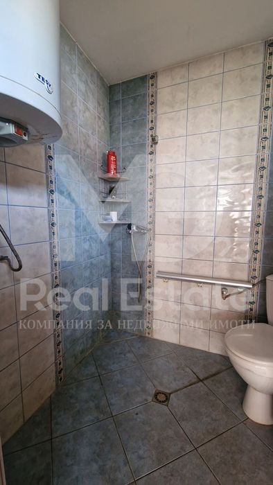 Едноетажна къща с двор и гараж!