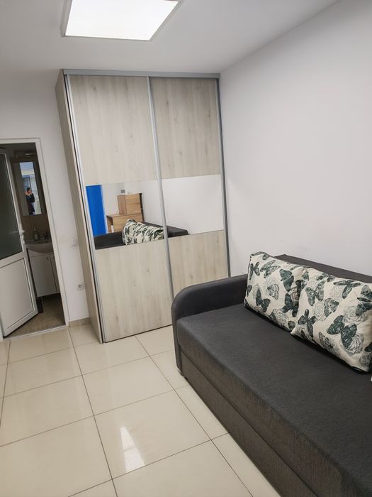 Închiriez garsoniera cu loc de parcare