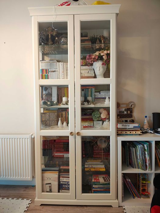 Vitrina Ikea, cu uși de sticla , MDF și pal