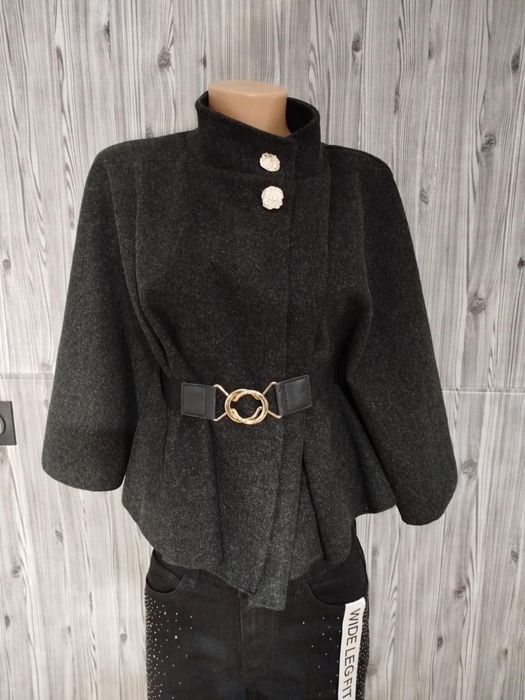 Дамско пончо със златни копчета