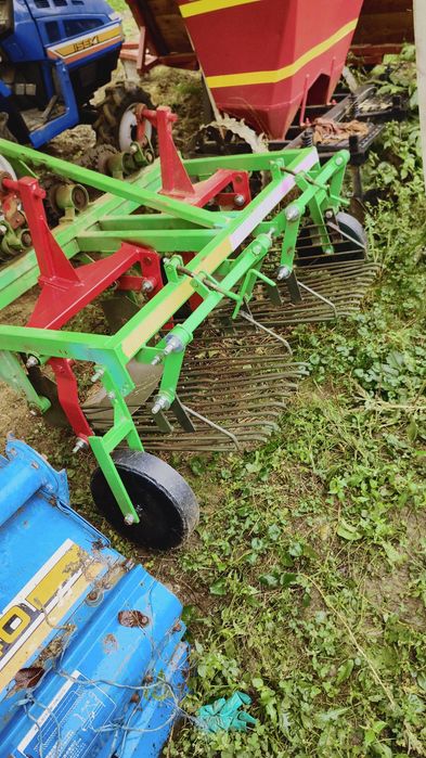 Vând mașina de scos cartofi pe două rânduri prin vibrare