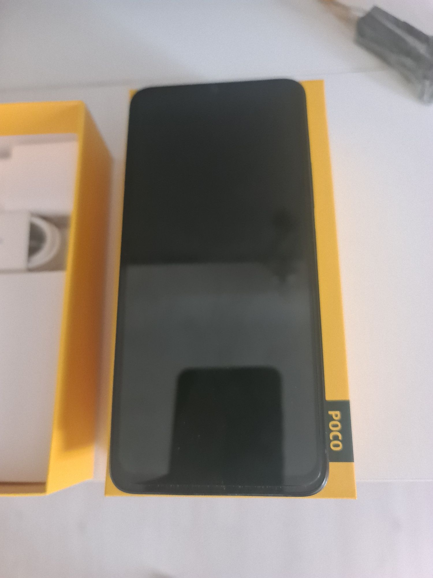 Продам смартфон POCO