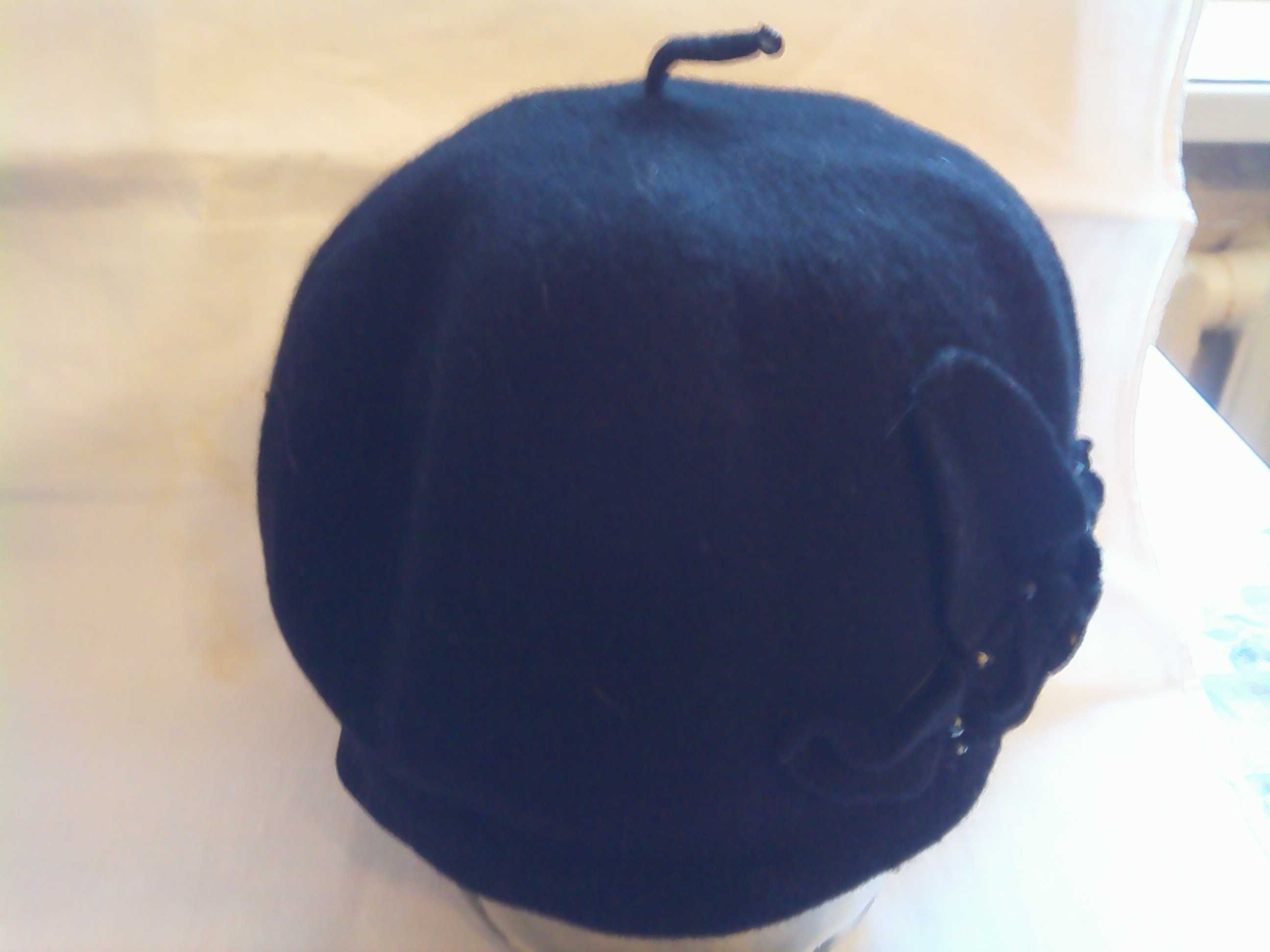 женская  кожаная  шапка с козырьком-56 р