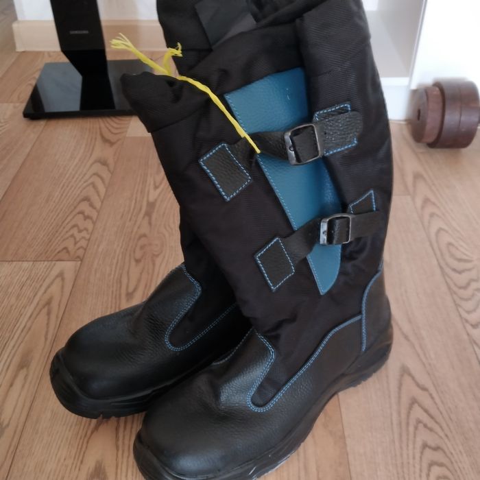 Продам костюм зимний и сапоги зимние