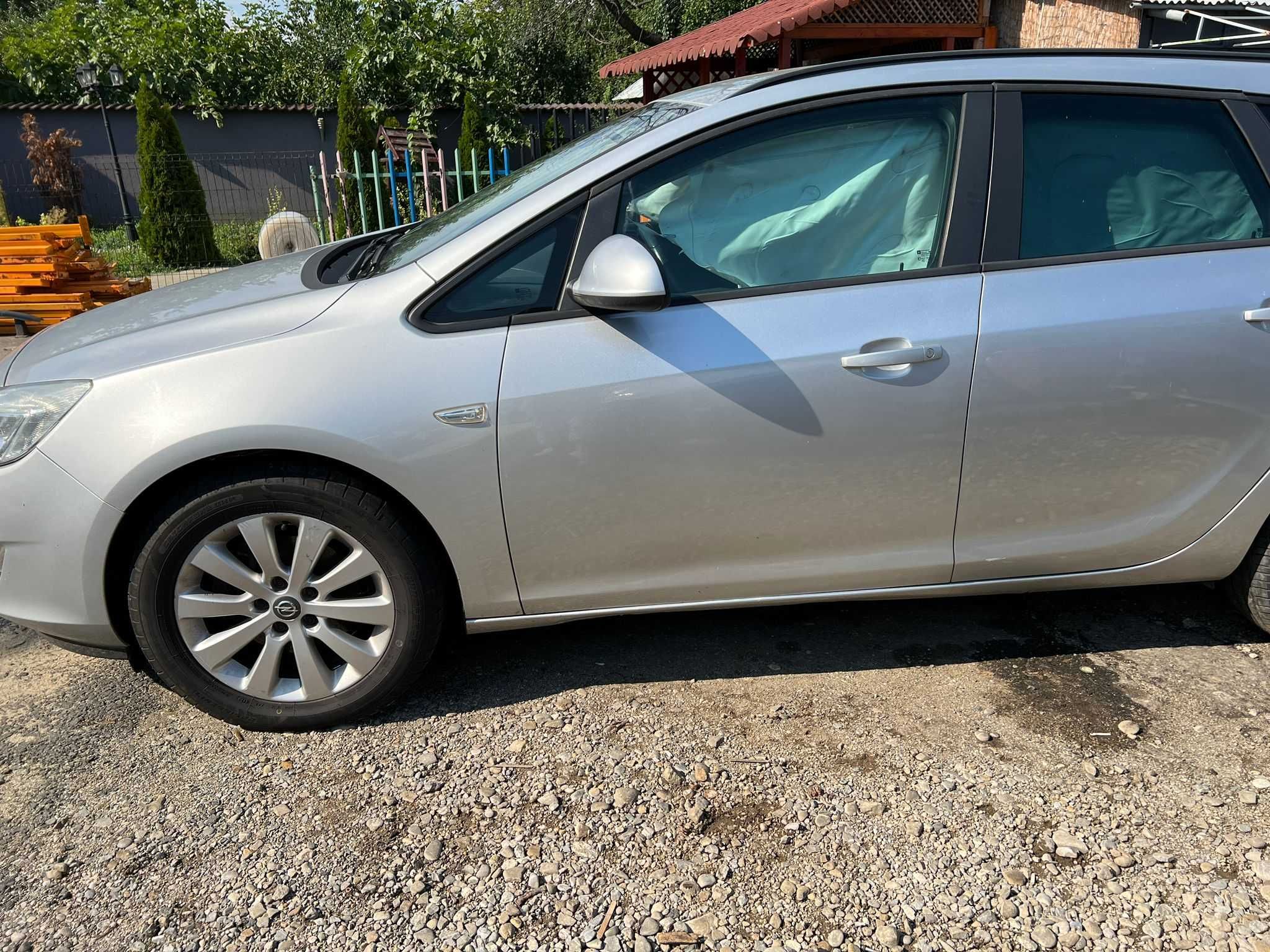 Dezmembrez Opel Astra J 1.7 CDTi an 2011