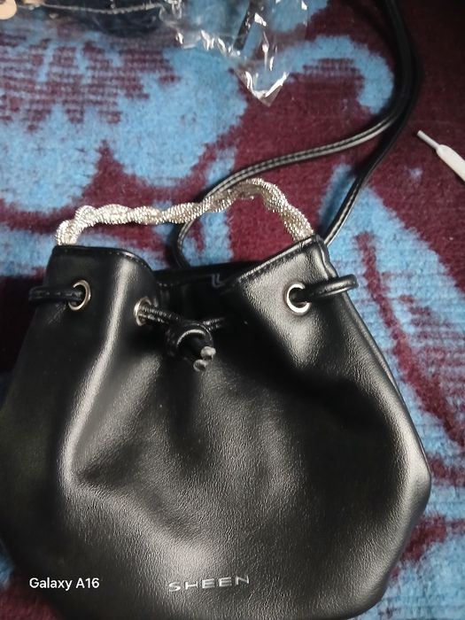 Posetuta eleganta neagra din piele