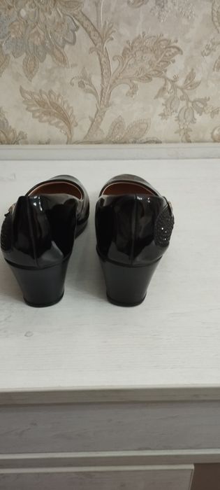 Новые черные туфли