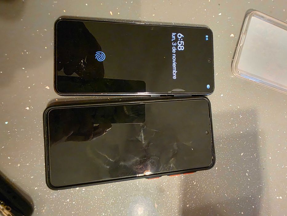 Vând 2 telefoane Samsung s21 5g de 128gb si 8 g ram.