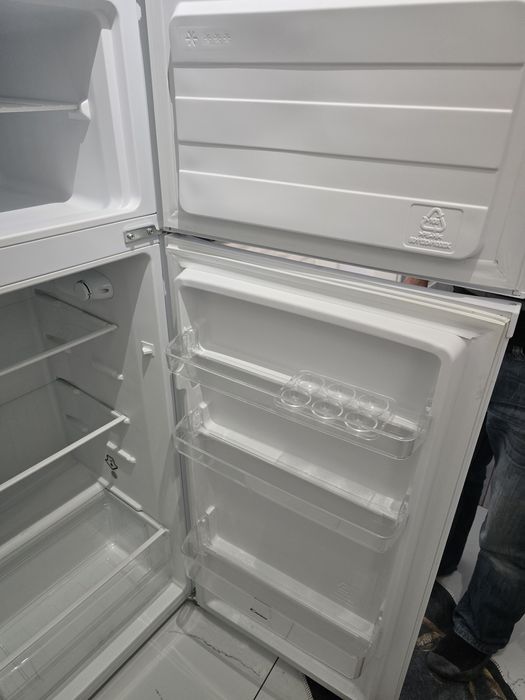 Vand Frigider marca Candy