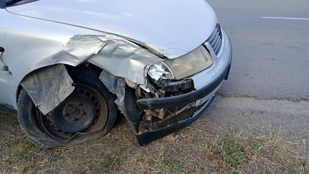 Vad vw Passat lovit în partea dreapta