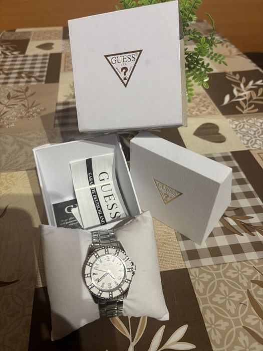 Ръчен дамски часовник GUESS