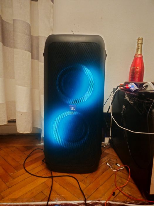 JBL Partybox 300.. Folosit rar... Prin camera... Si un pic la tara.