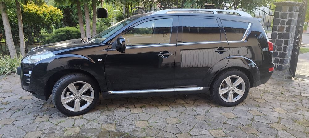 peugeot 4007,mitsubishi outlander  f intretinut