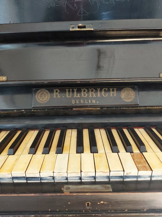 Pianina ULBRICH veche de apr.50 ani