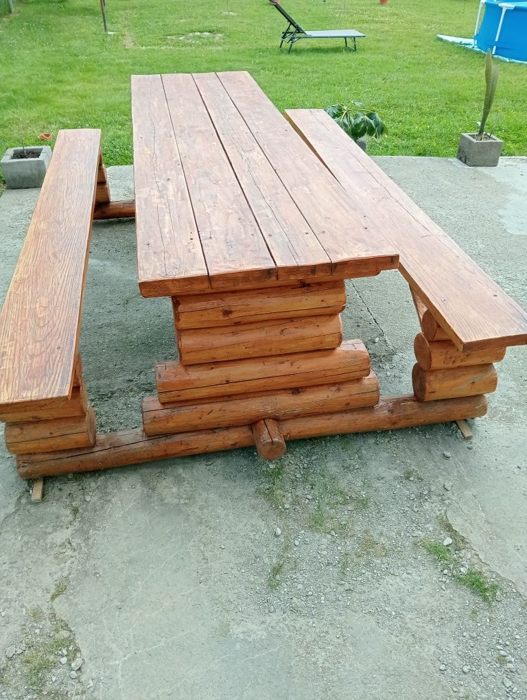 Masă rustică de lemn rotund