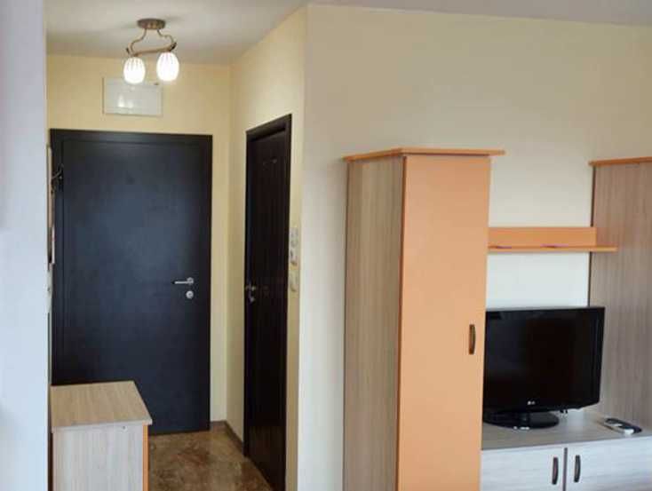 Дава се под наем Едностаен апартамент в Пловдив, Южен - 40 кв.м за 245 € - Снимка #2