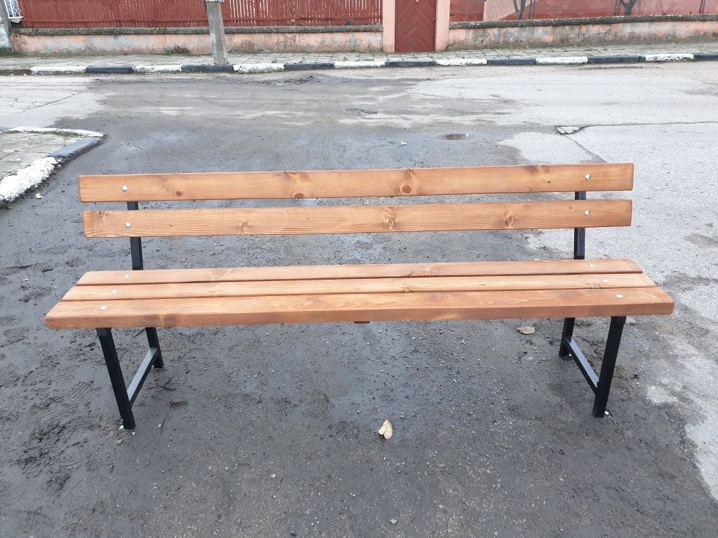 Паркова пейка с метални крака