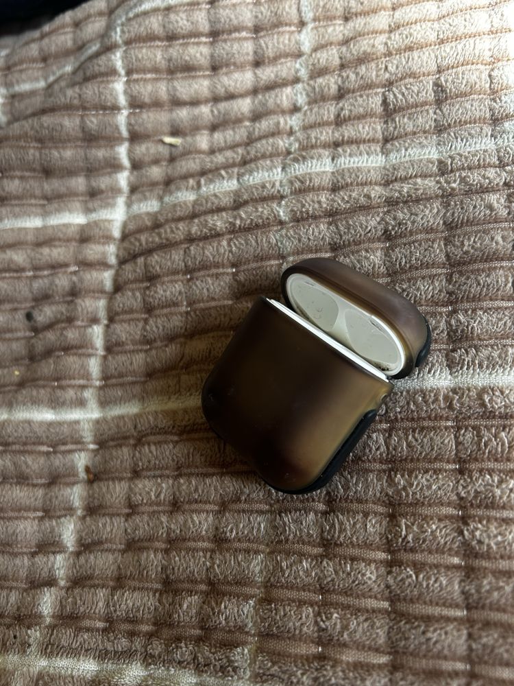 Продам кейс от оригинального Air pods 1