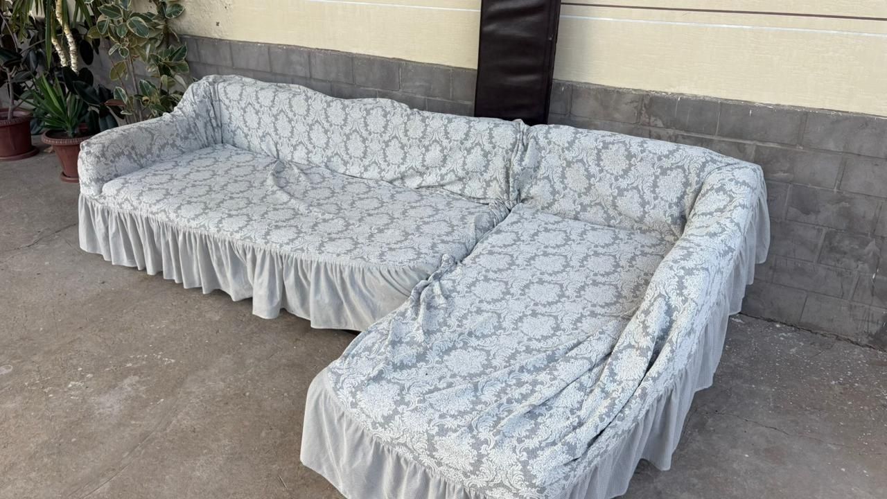 Чёрный диван с чехлом