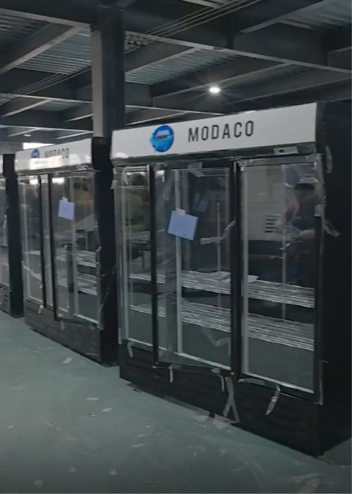 Vitrina frigorifica cu 3 usi pentru sucuri