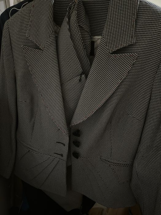 Елегантен дамски костюм пепит