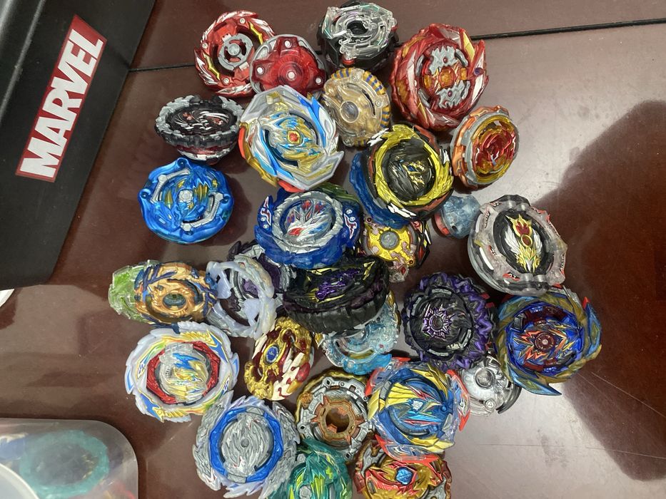 Beyblade burst Takara tomy and Flame и арена от хасбро кваддрайв