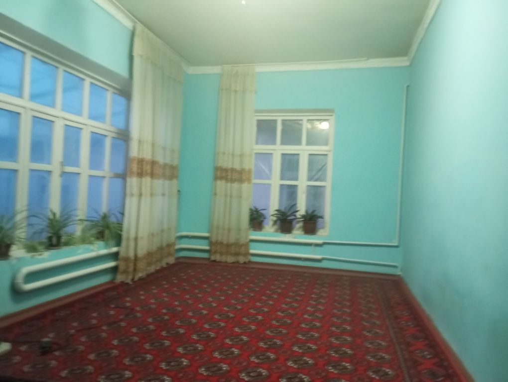 Hovli  sotiladi.
