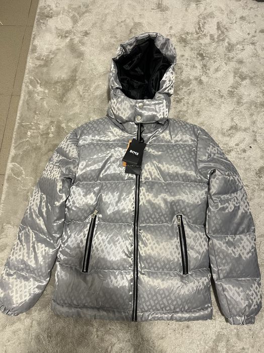 Geaca hugo boss pret 400 marimea S