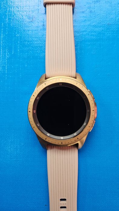 Продавам смарт часовник Samsung Galaxy Watch 42mm Rose Gold SM-R810