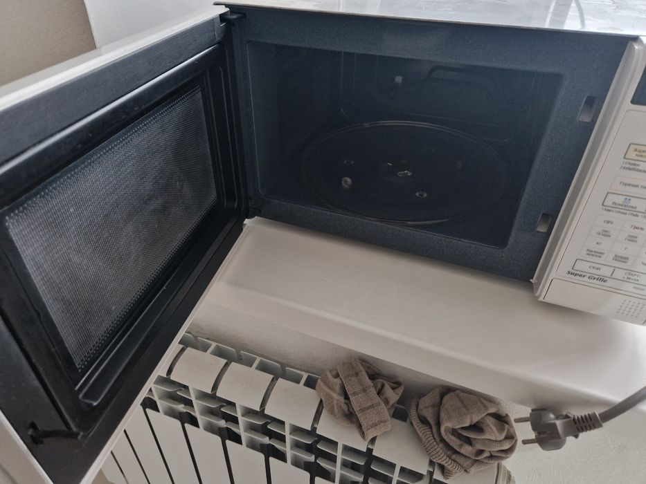 Отдам микроволновку не включается, нужен ремонт