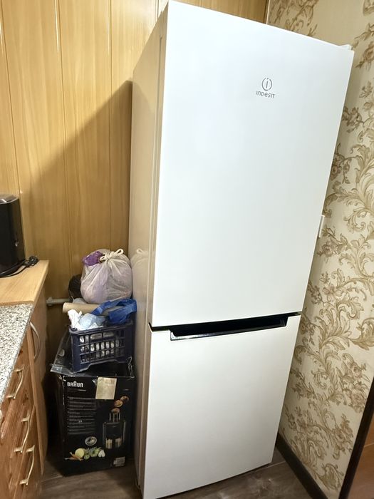Холодильник Indesit  отличное состояние