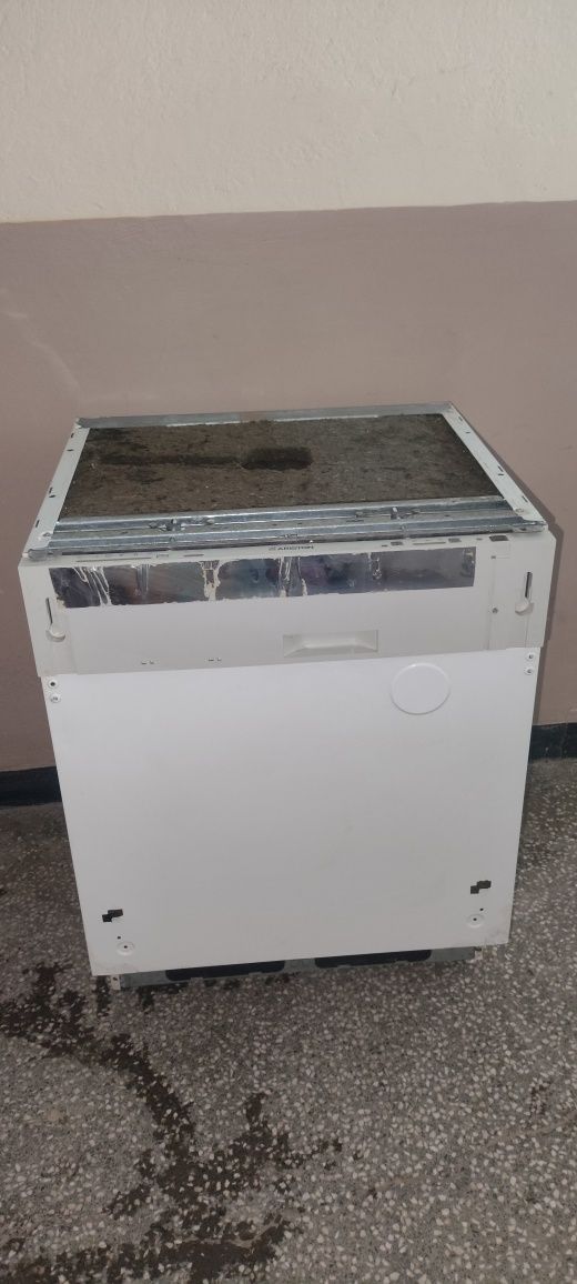 Съдомиялна Ariston lsi67a 60см за вграждане