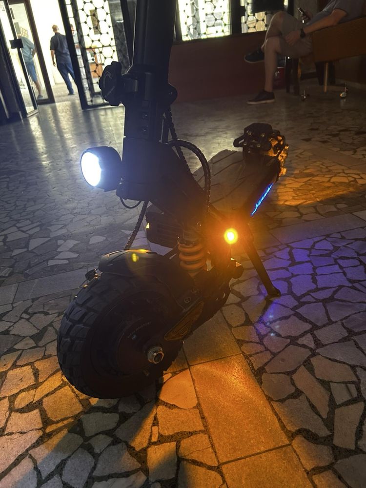 Продавам електрическа тротинетка KUKIRIN g2 master