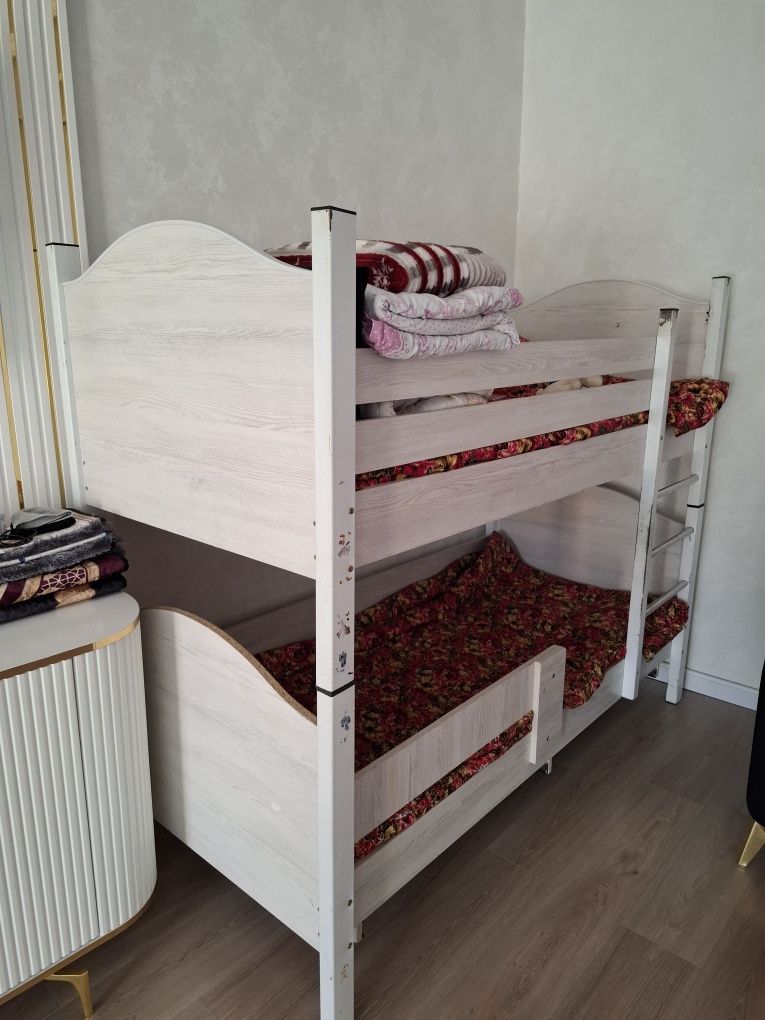 Продам недорого двухярусную кровать