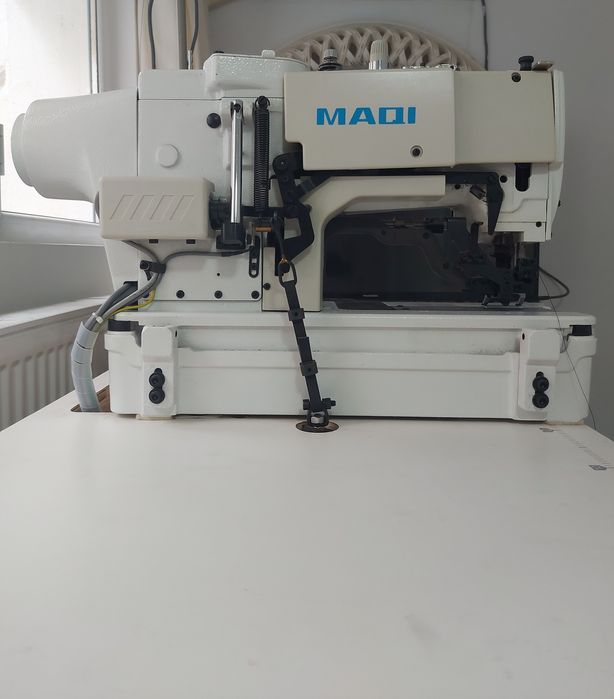 Masina de cusut butoniera usoara cu motor direct drive