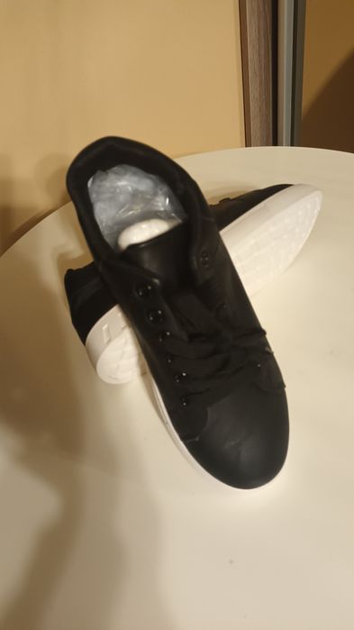 Vând adidasi /pantofi casual pt barbati