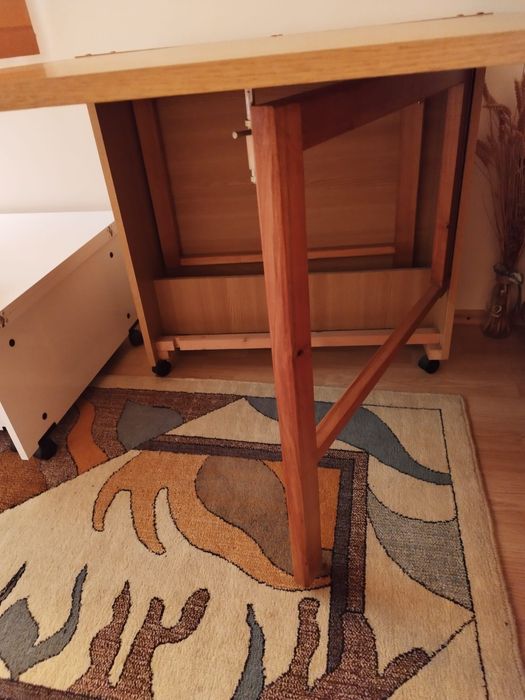 Vând masa mare din lemn