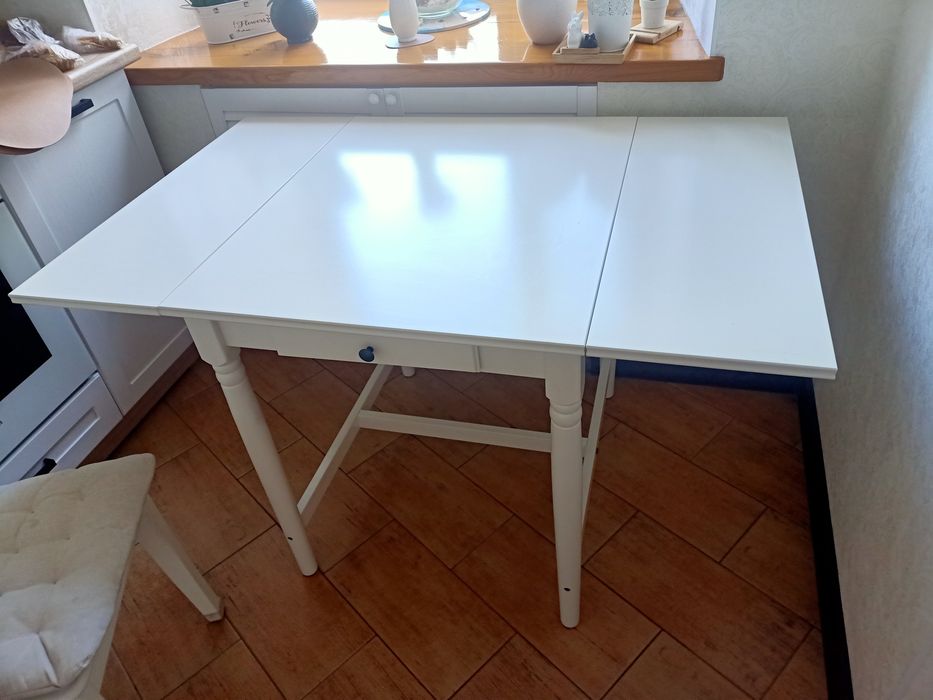 Стол обеденный белый