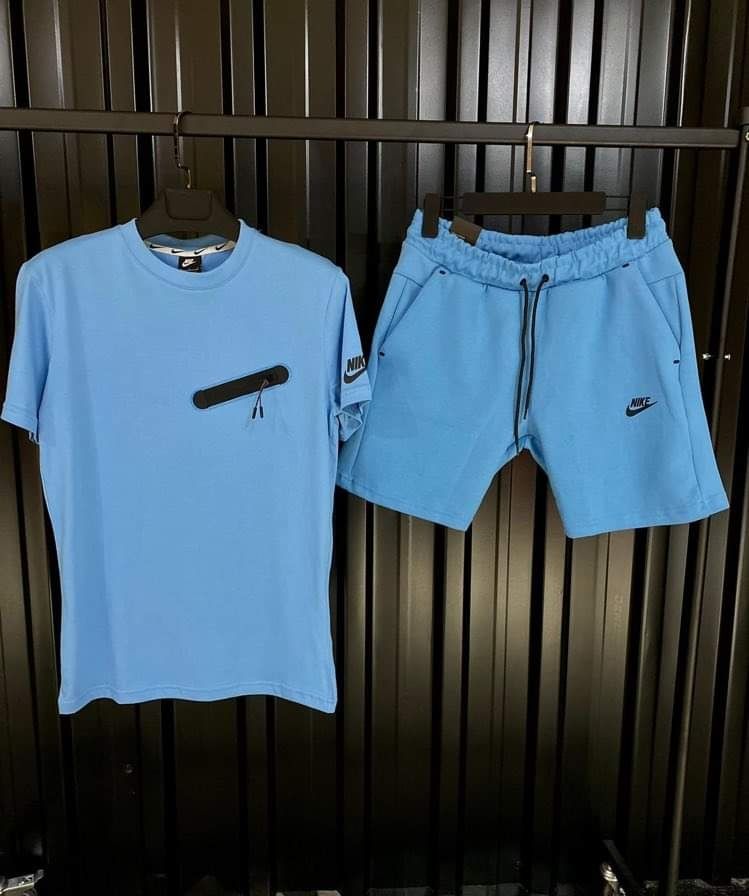 Мъжки къси екипи Nike.