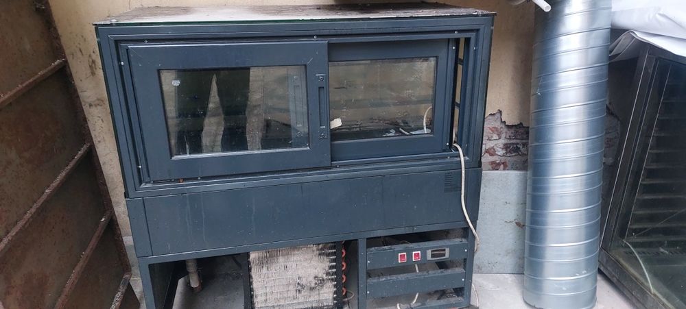 Студена витрина с плъзгащи врати.