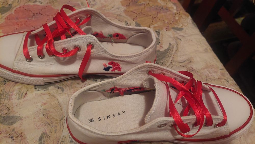 Дамски кецове с ръчно бродирана шевица