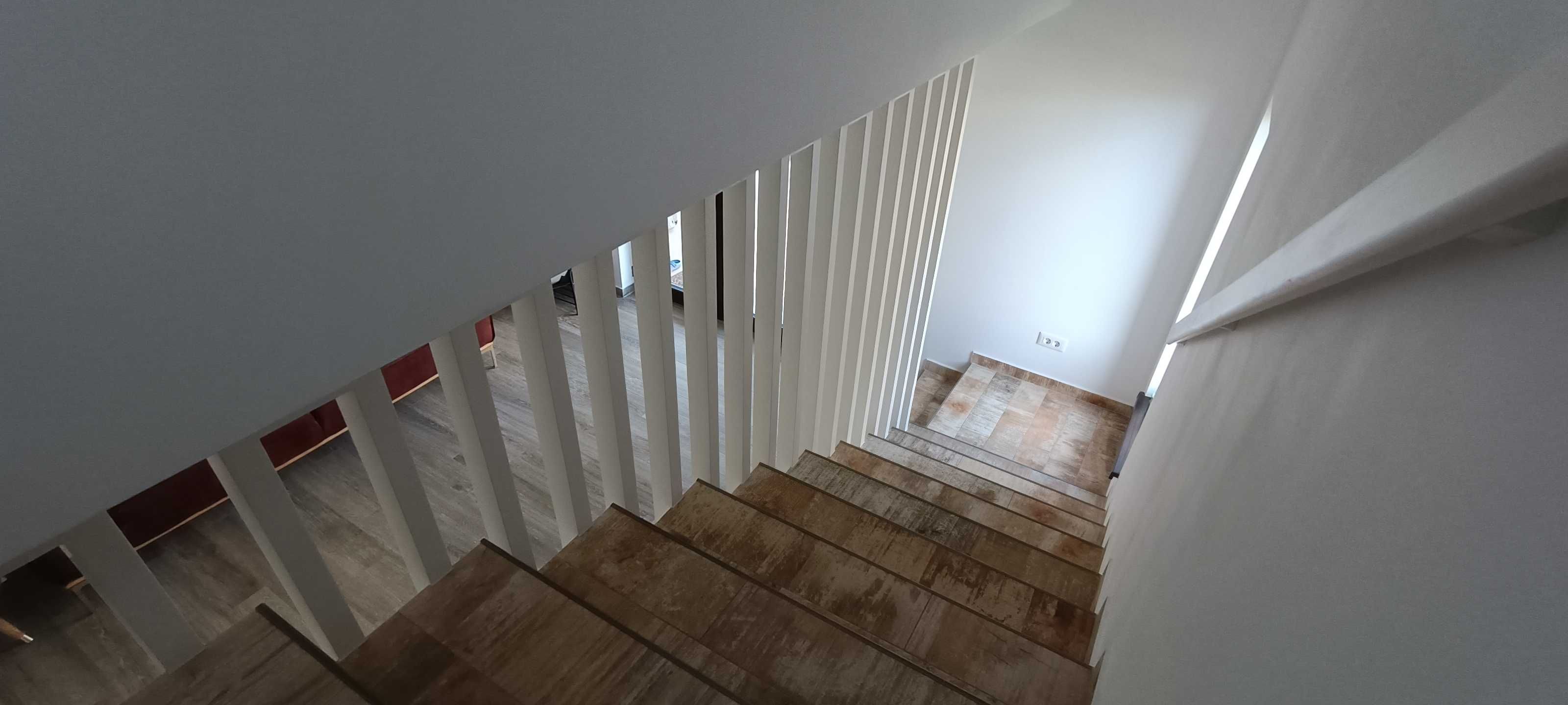 Balustrada cortina / Riflaj / din lemn masiv - finisaj alb