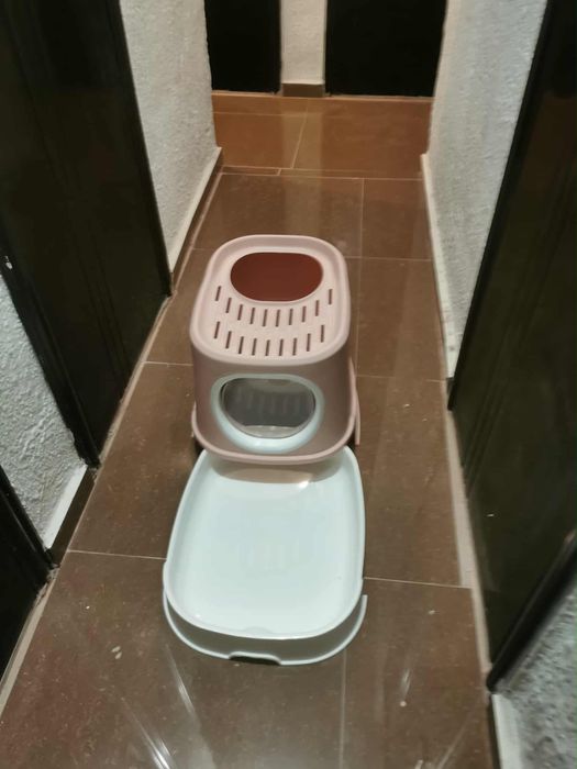 Затворена котешка тоалетна