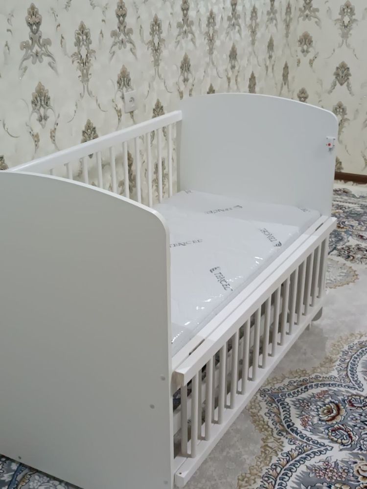Детская кровать 140х65 см (почти новая)