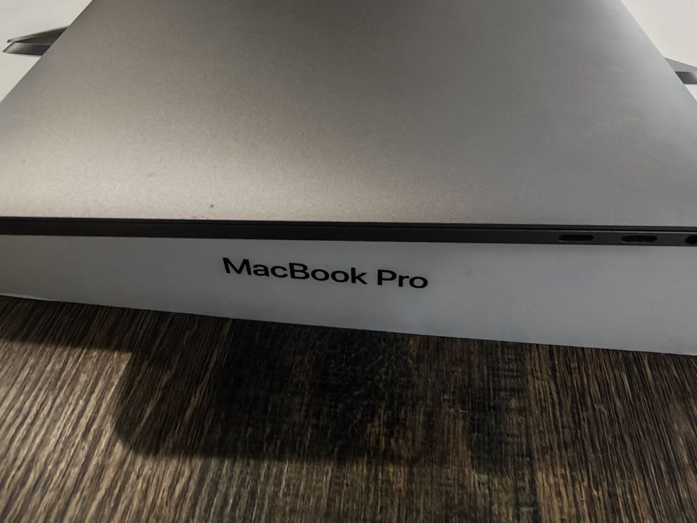 Macbook Pro 2017 16 GB RAM 512 GB SSD Touchbar