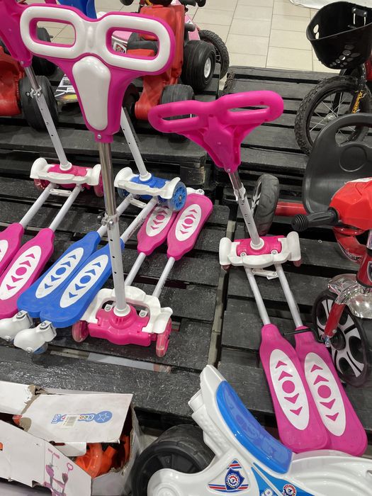 Самокат б/у в идеальном состоянии красный для девочек