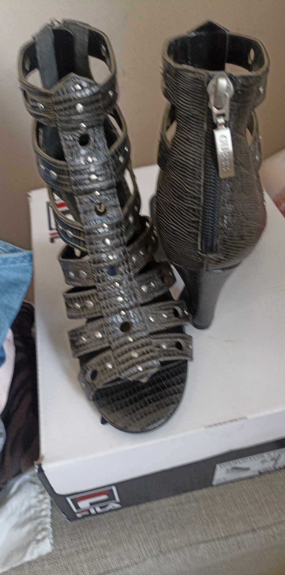 Сандали. GUESS Нови
